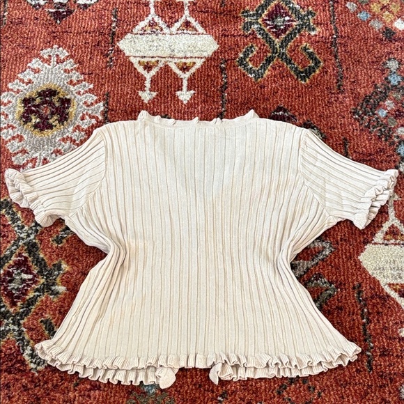 🤎🧋NWOT Ruffled Pearl Button Cardigan🧋🤎 - Picture 4 of 7